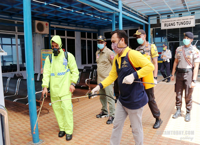 Suasana saat kegiatan penyemprotan disinfektan di Kabupaten Bintan